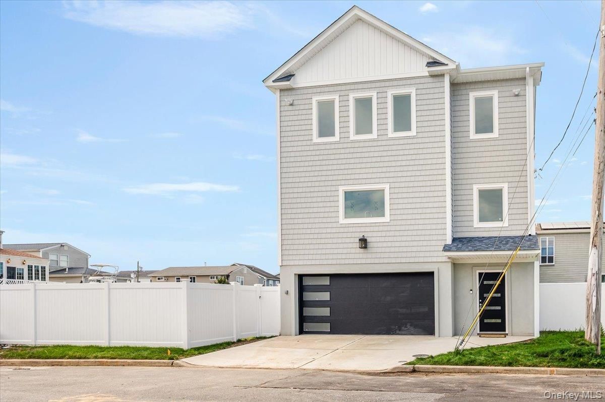 Attached, Exterior, Facade, Rowhouse