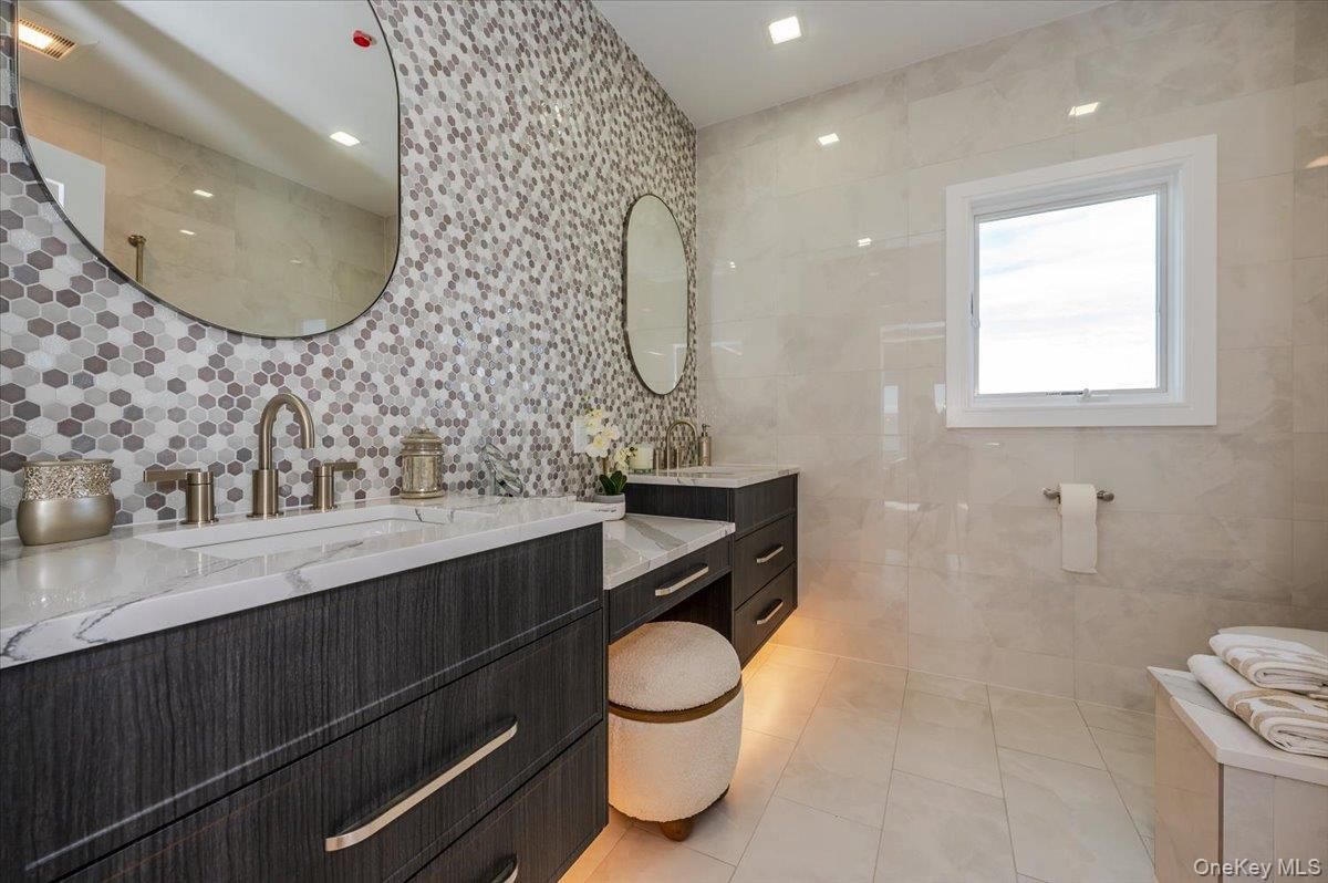 Bathroom, Dual Sink Vanities, Interior, Recessed Lighting