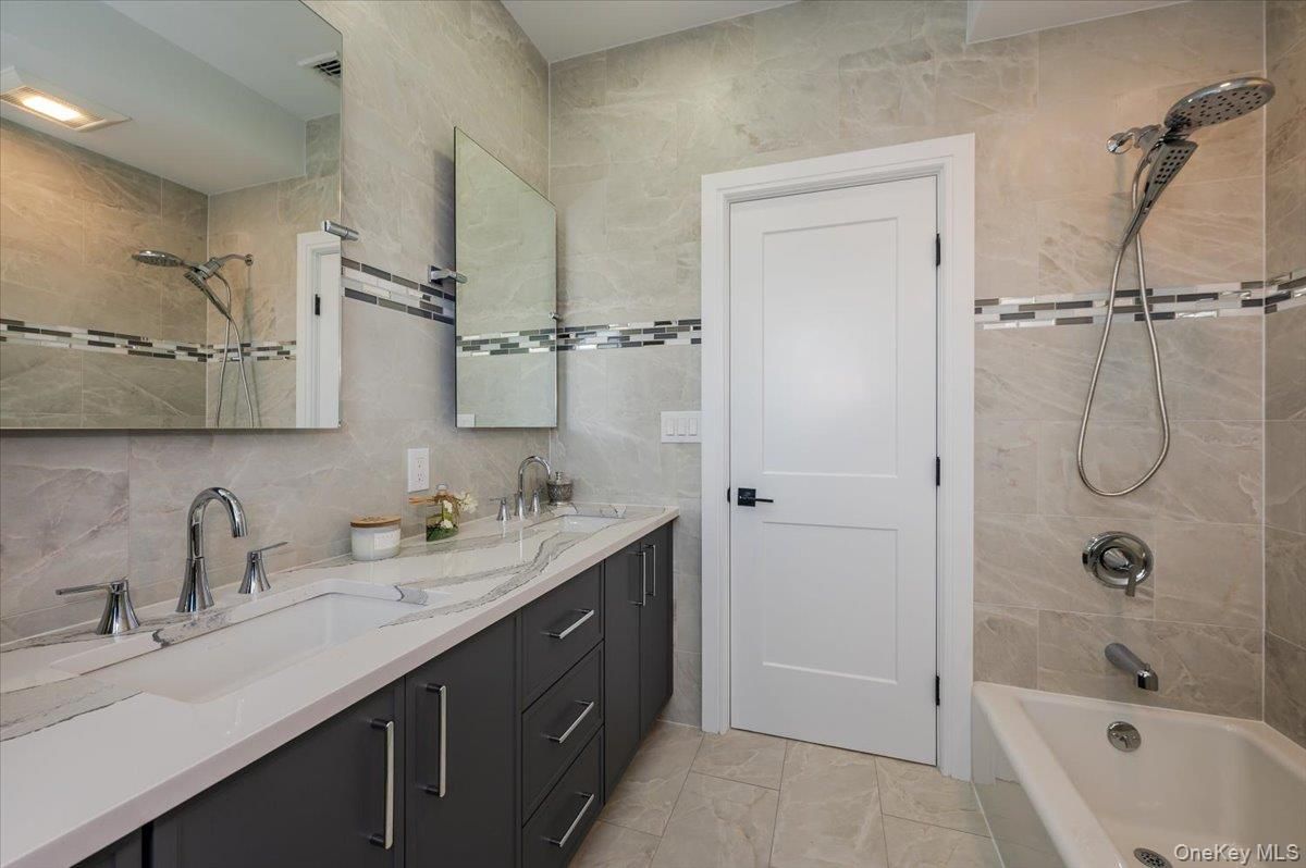 Bathroom, Dual Sink Vanities, Interior, Recessed Lighting
