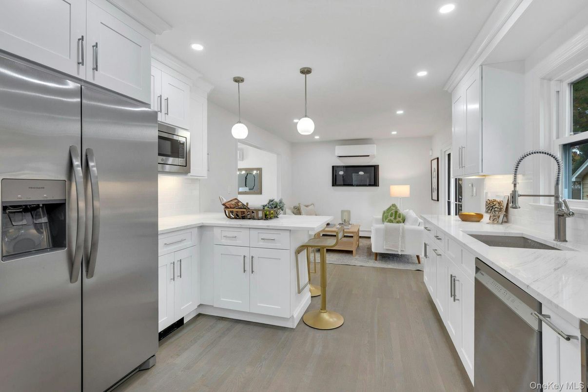 Dining room, Interior, Kitchen, Living room, Pendant Lights, Recessed Lighting, Stainless Steel Appliances, Wood Texture Flooring