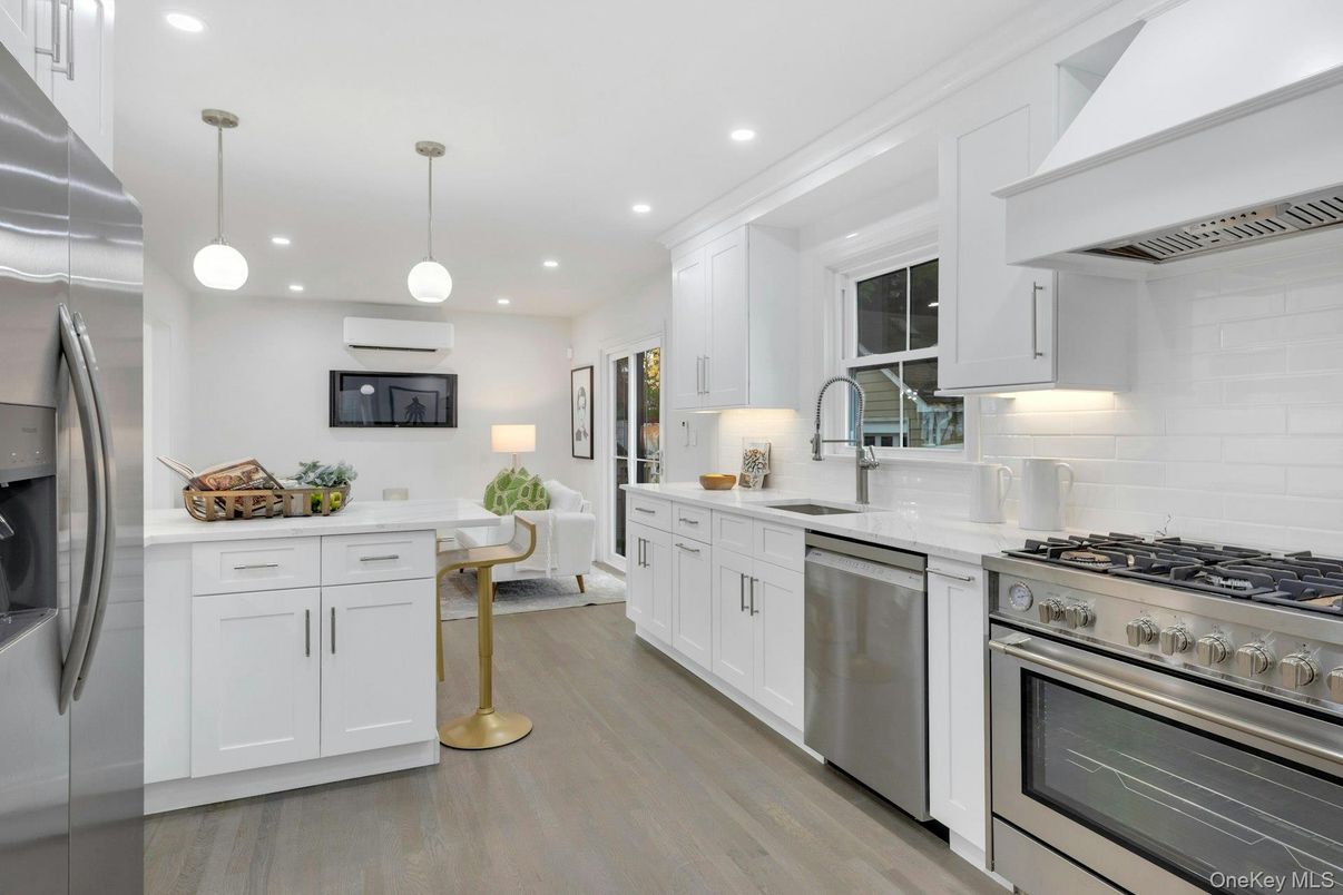 Dining room, Interior, Kitchen, Pendant Lights, Recessed Lighting, Stainless Steel Appliances, Wood Texture Flooring