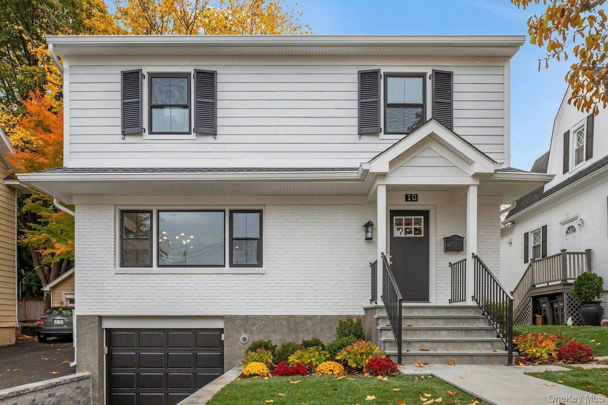 Attached, Exterior, Facade, American Foursquare