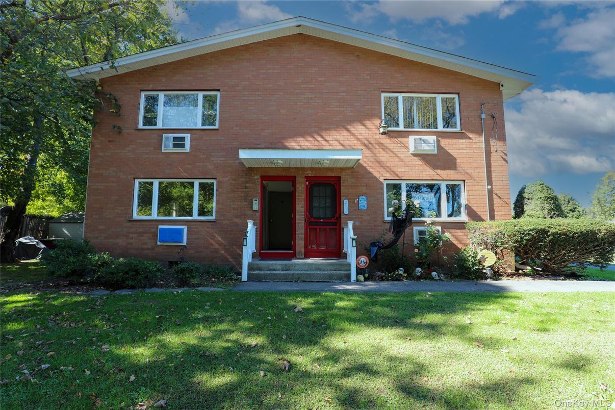 Exterior, Facade, Brick Facade, Split Level