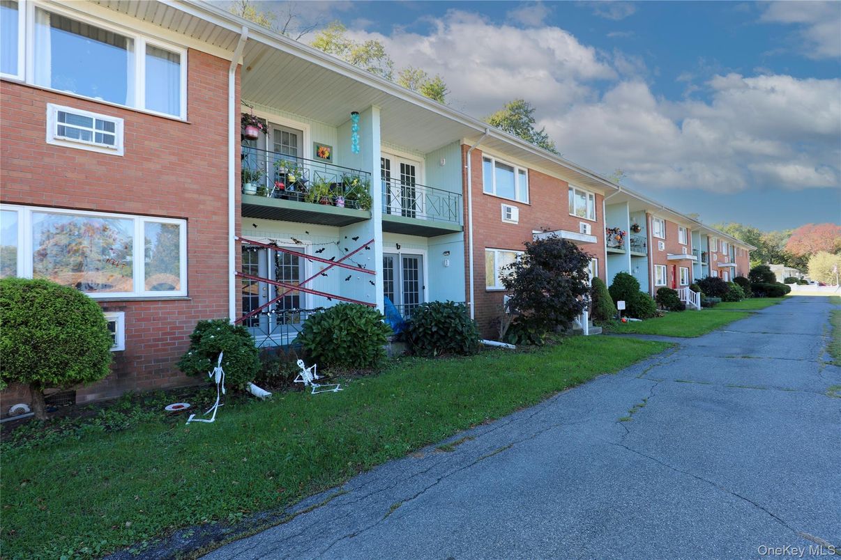 Exterior, Facade, Brick Facade, Rowhouse