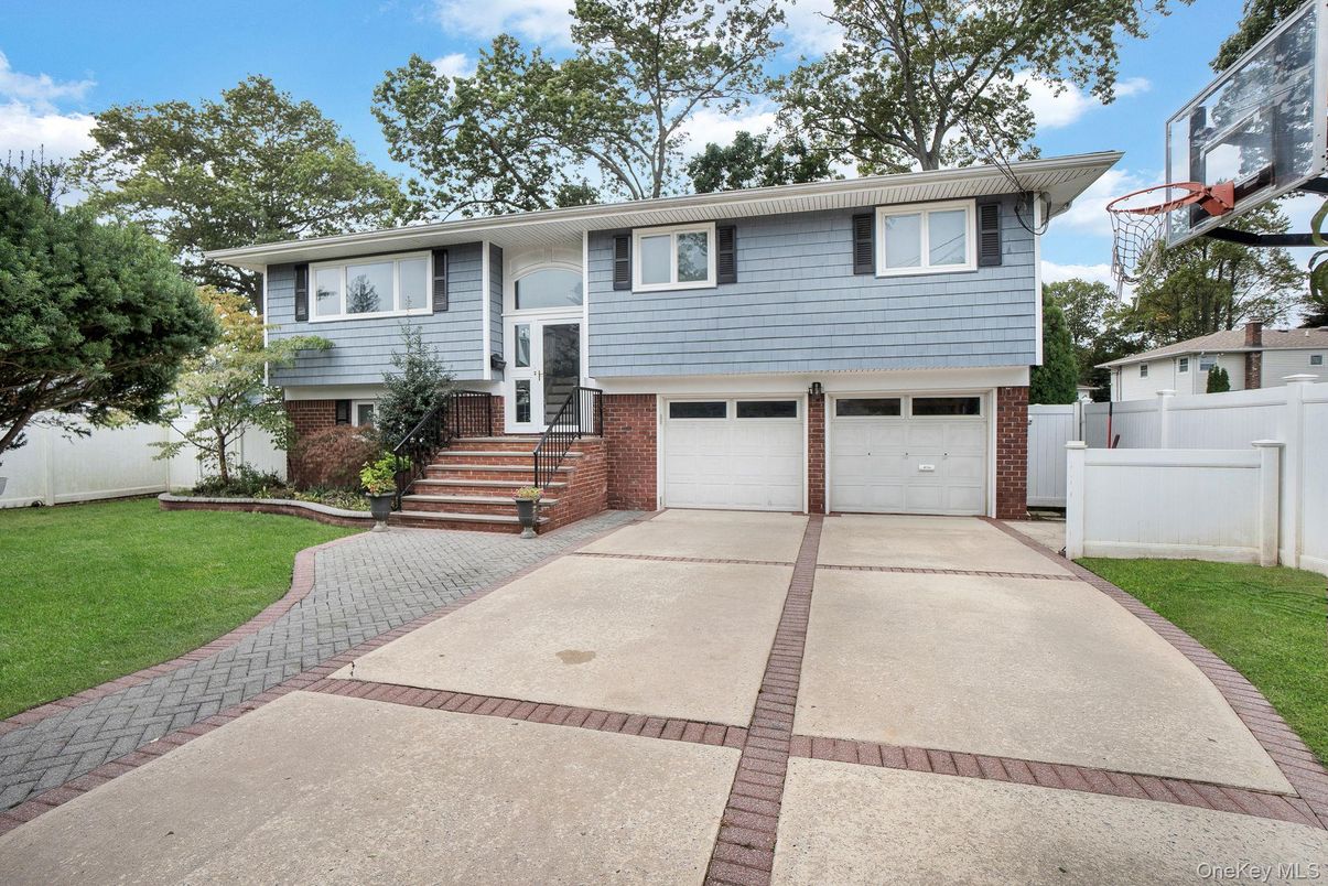 Attached, Exterior, Facade, Brick Facade, Raised Ranch