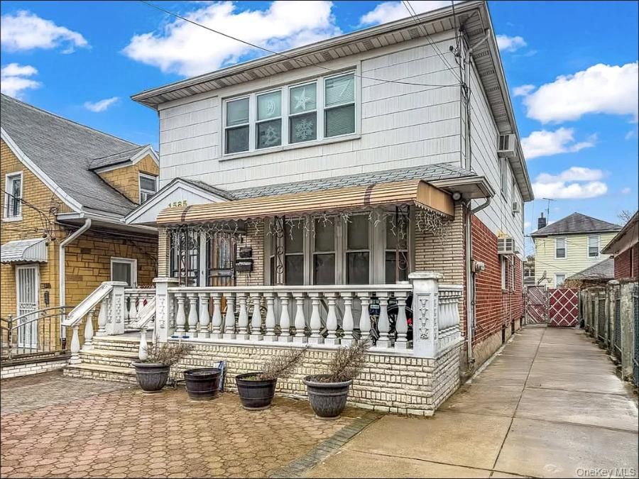 Exterior, Facade, Brick Facade, American Foursquare