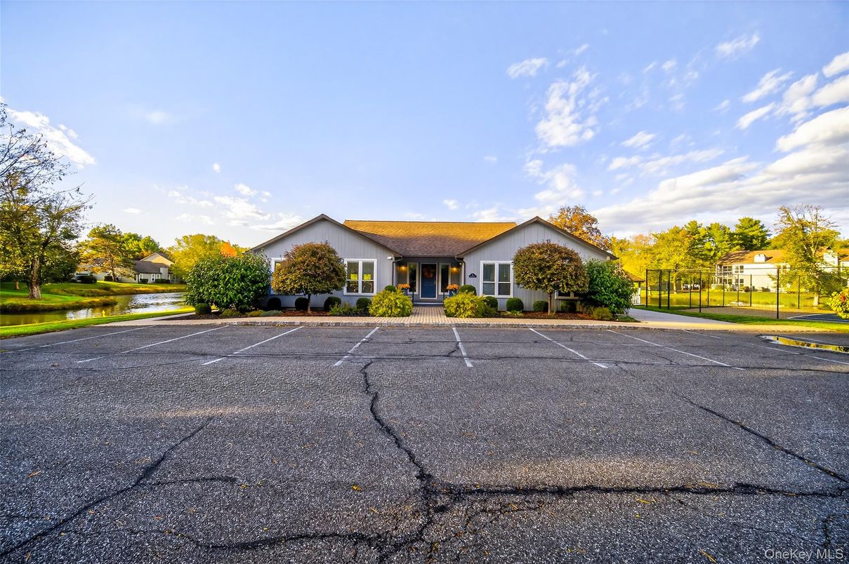 Exterior, Facade, Ranch