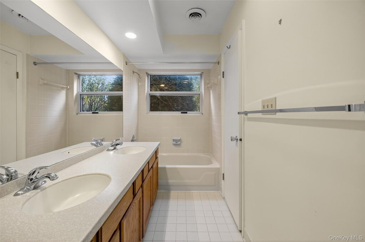 Bathroom, Dual Sink Vanities, Interior, Recessed Lighting