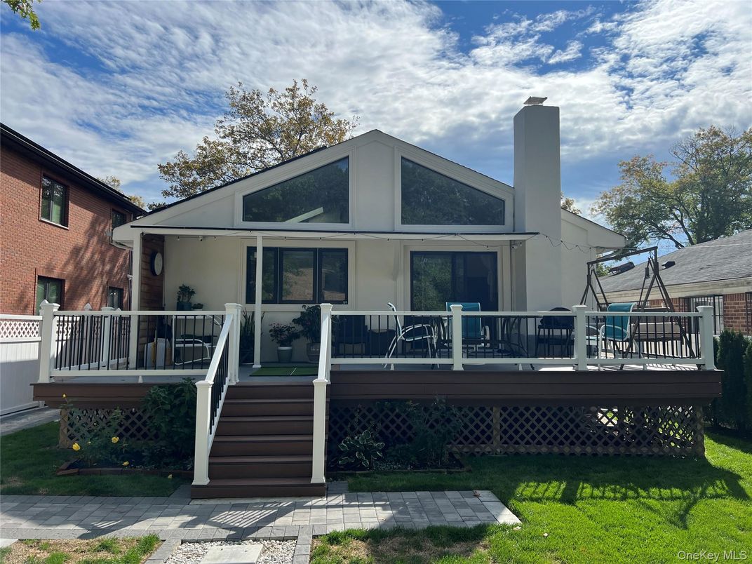 Exterior, Facade, Modern