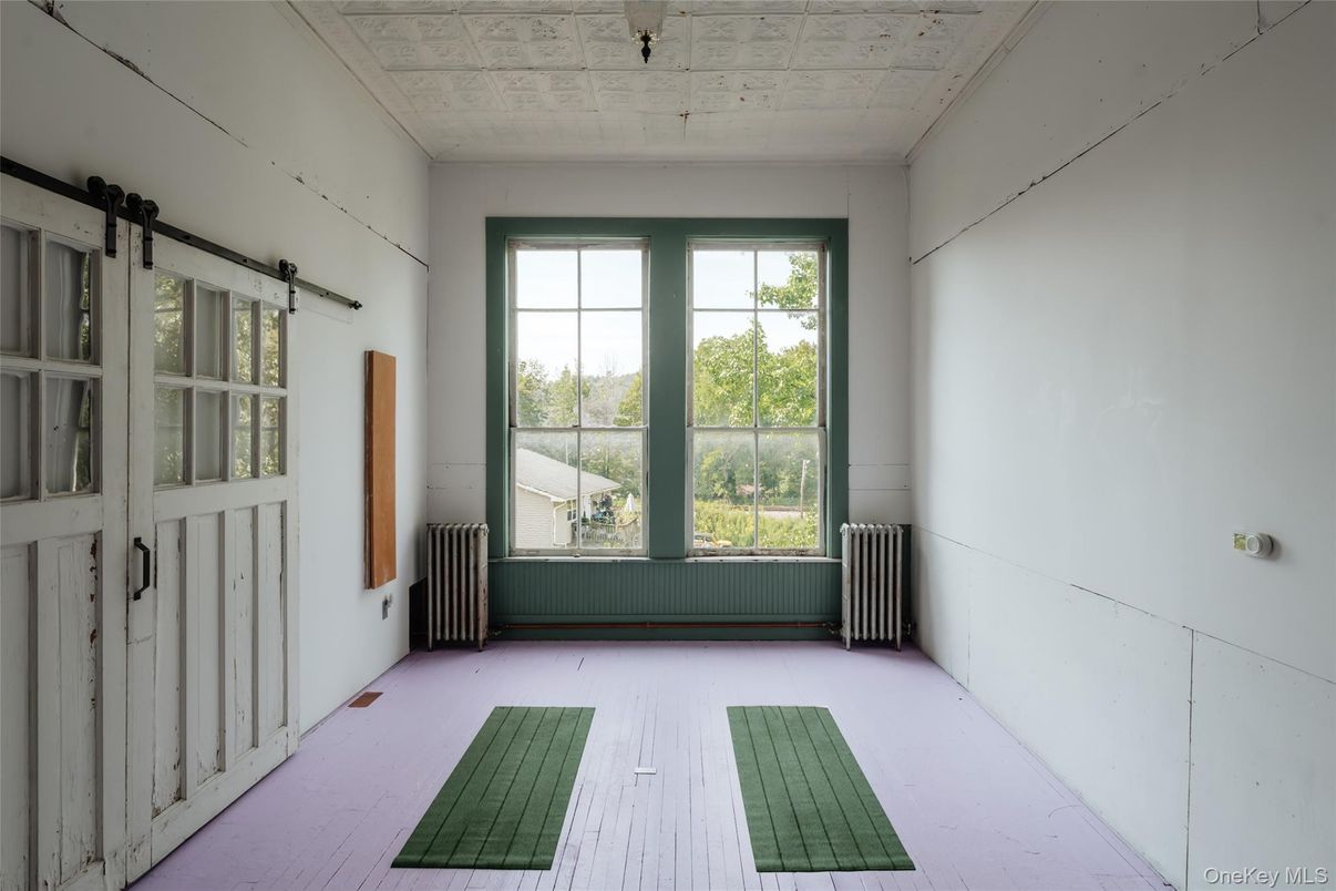 Empty room, Interior