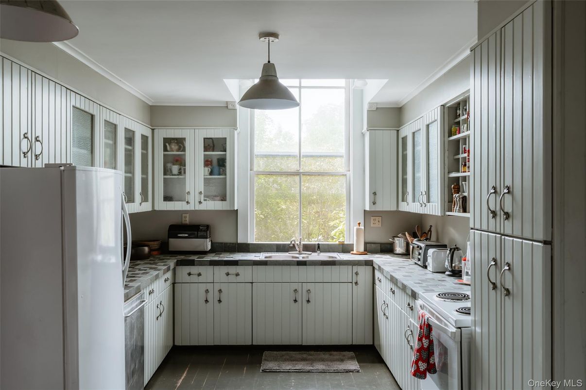 Interior, Kitchen, Pendant Lights, Tile Countertops