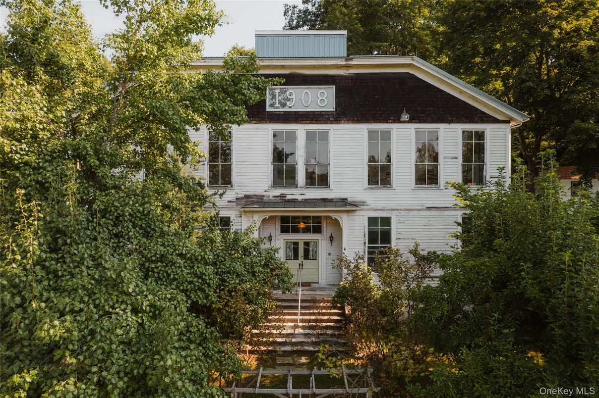 Exterior, Facade, Queen Anne Victorian