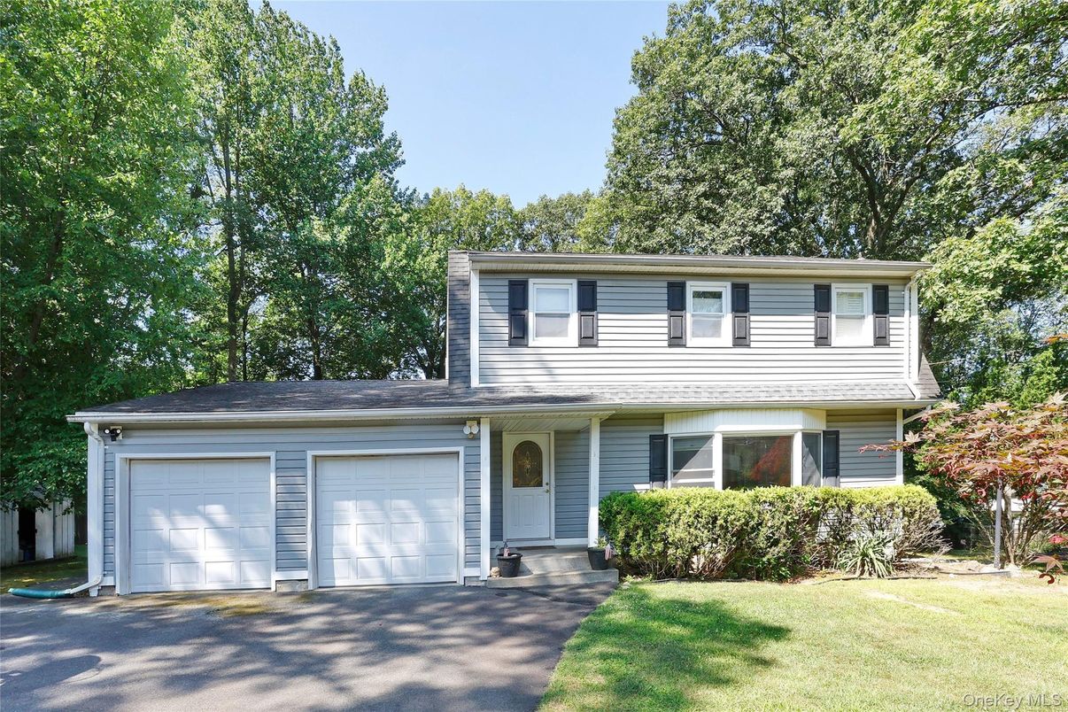 Attached, Exterior, Facade, Split Level