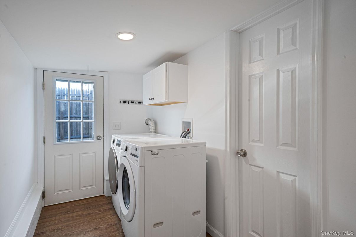 Interior, Recessed Lighting, Washer, Wood Texture Flooring