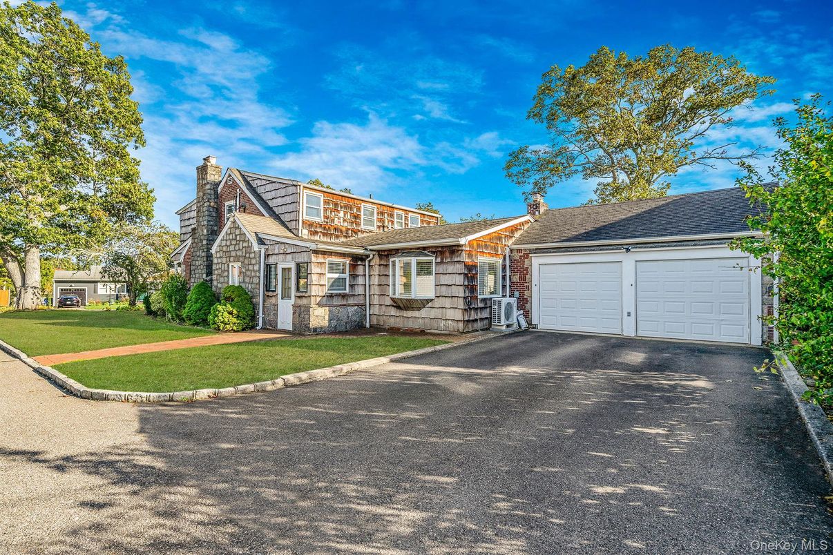 Attached, Exterior, Facade, Cape Cod