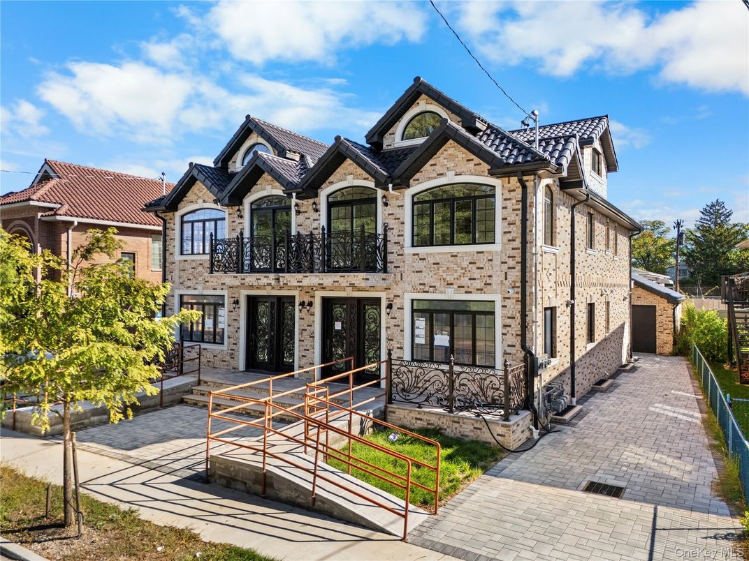 Exterior, Facade, Queen Anne Victorian