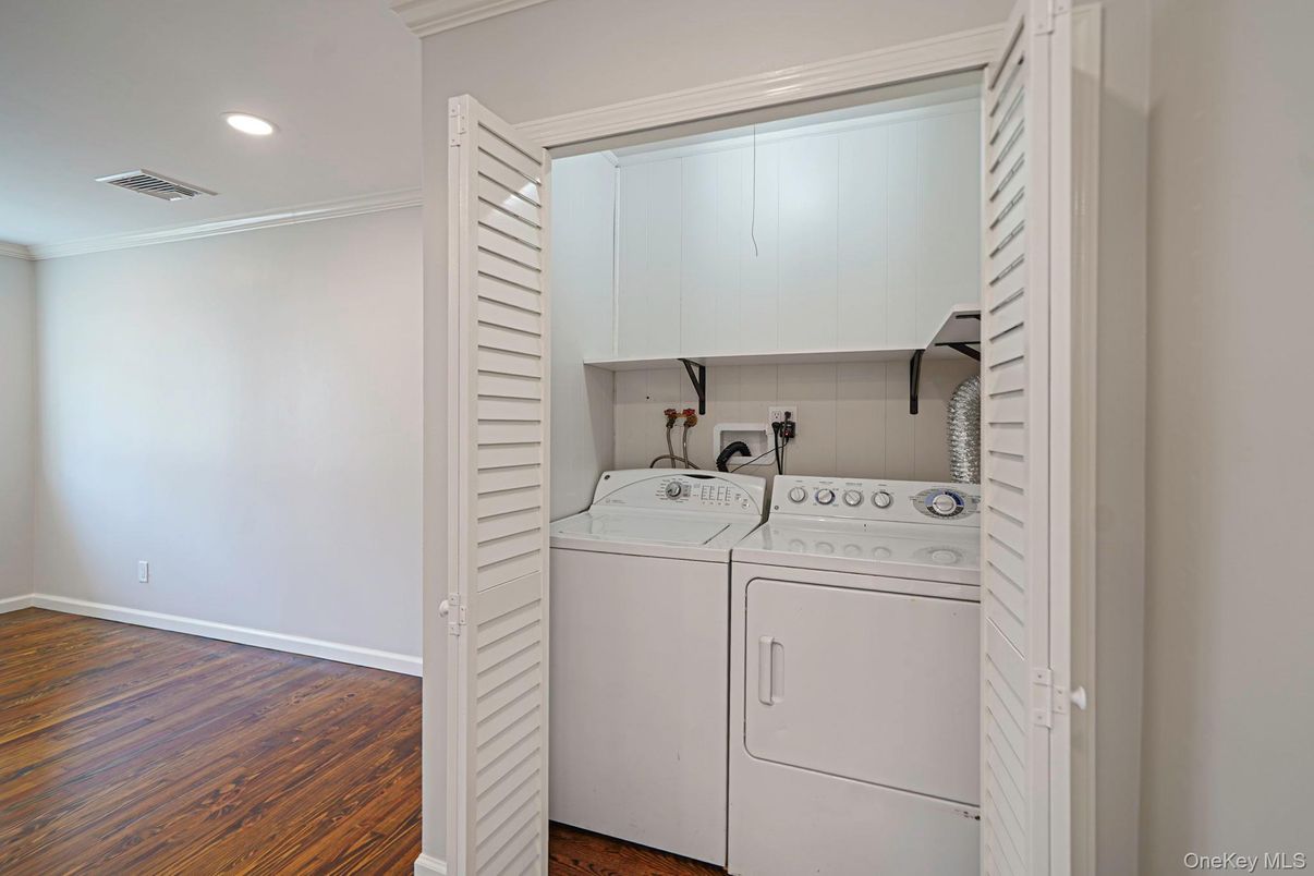 Interior, Recessed Lighting, Utility Closets, Washer, Wood Texture Flooring