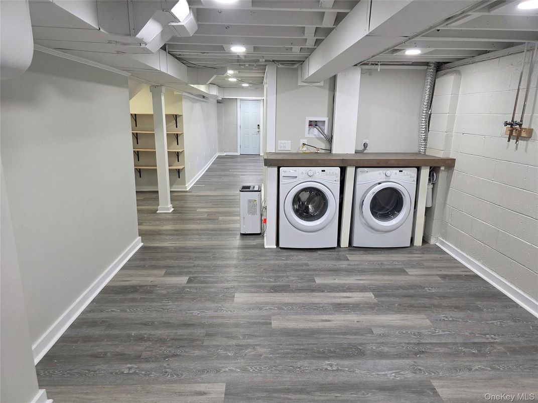 Interior, Recessed Lighting, Washer, Wood Texture Flooring