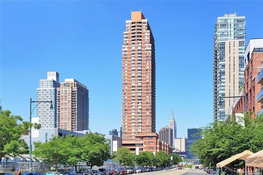 Exterior, Facade, Highrise