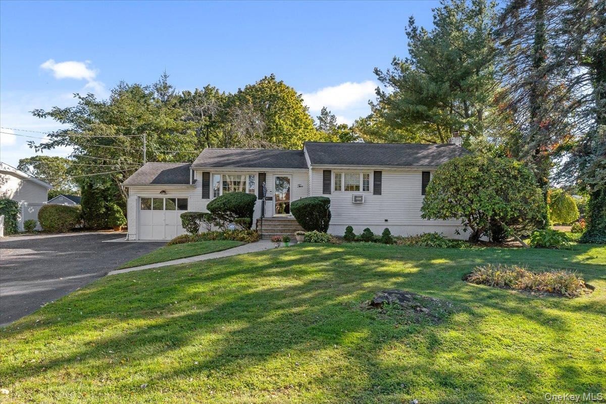 Attached, Exterior, Facade, Cape Cod