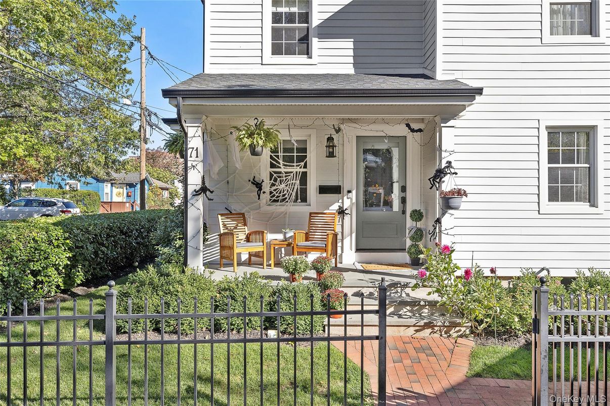 Exterior, Facade, American Foursquare