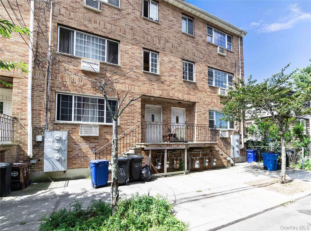 Exterior, Facade, Brick Facade, Rowhouse