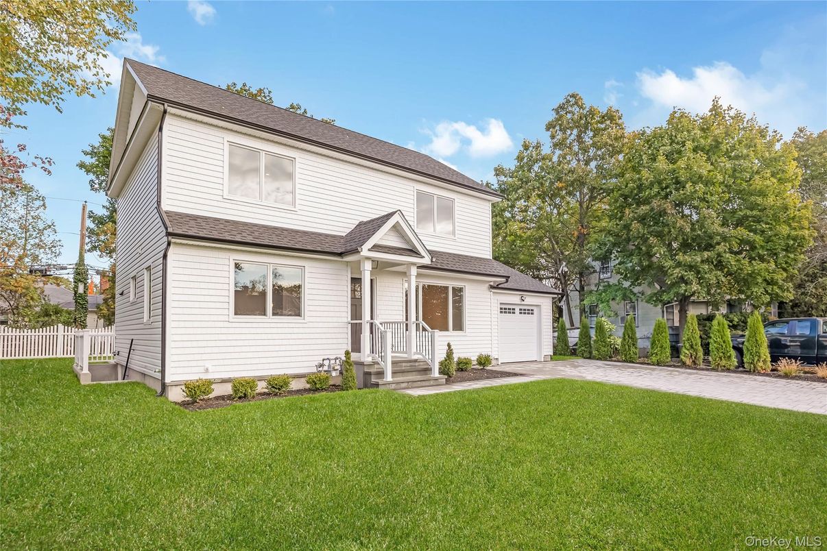 Attached, Exterior, Facade, Cape Cod