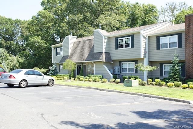 Exterior, Facade, Raised Ranch