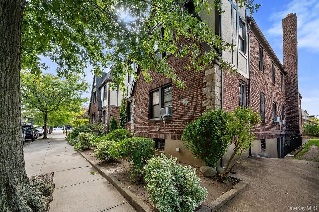 Exterior, Facade, Brick Facade, Rowhouse