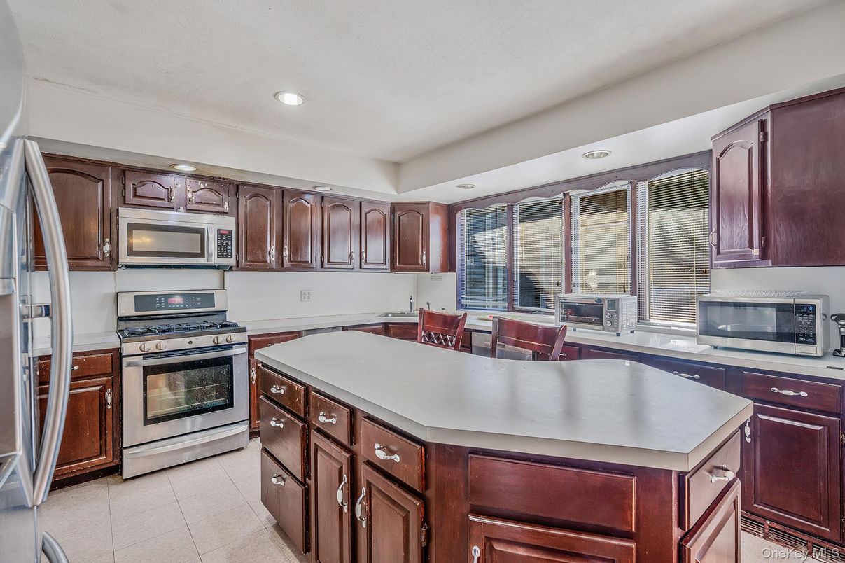 Dining room, Interior, Kitchen, Recessed Lighting, Stainless Steel Appliances