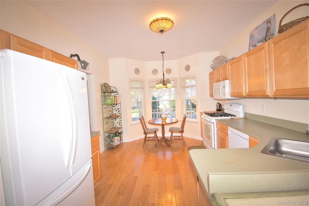 Dining room, Interior, Kitchen, Pendant Lights, Wood Texture Flooring
