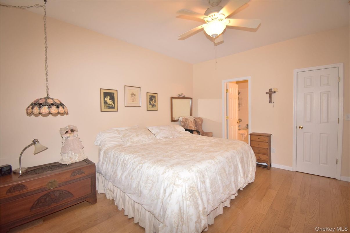 Bedroom, Interior, Pendant Lights, Wood Texture Flooring