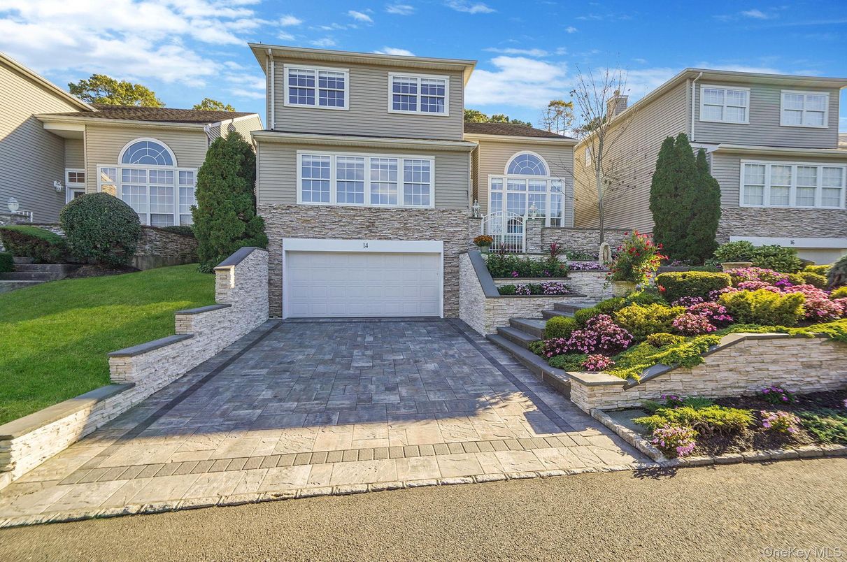 Attached, Exterior, Facade, Mediterranean