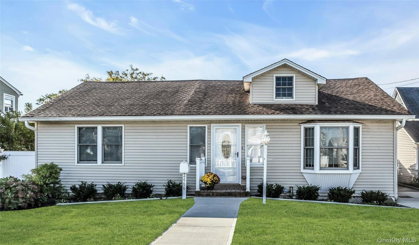 Exterior, Facade, Cape Cod