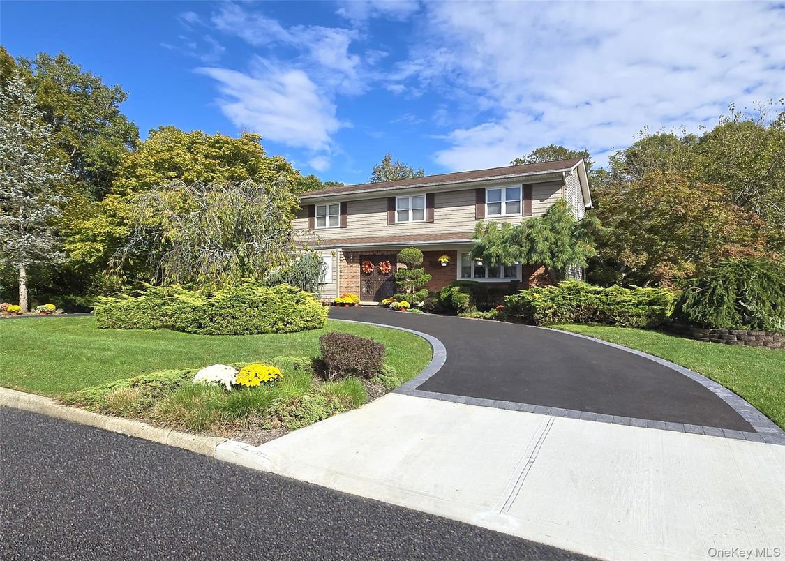 Attached, Exterior, Facade, Brick Facade, Split Level