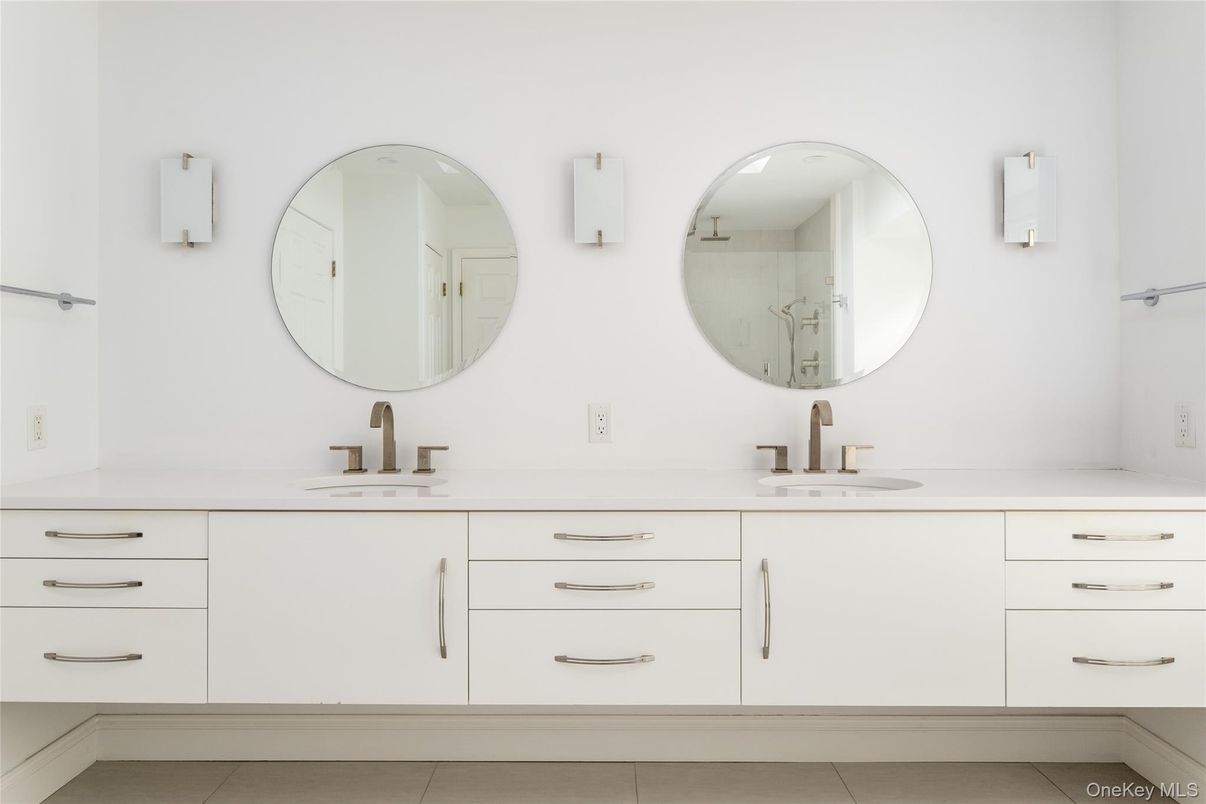 Bathroom, Dual Sink Vanities, Interior
