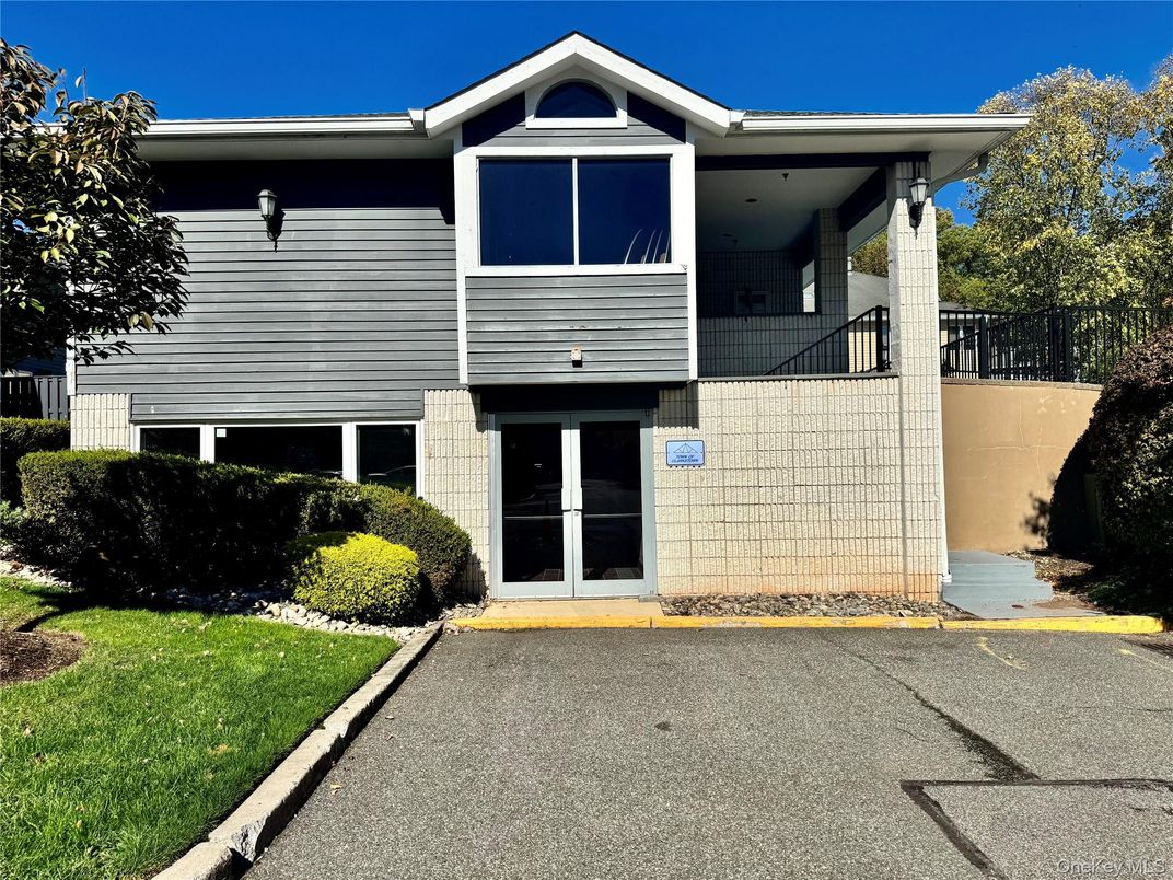 Exterior, Facade, Modern