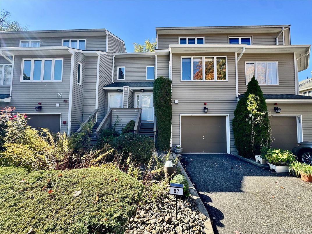 Attached, Exterior, Facade, Rowhouse