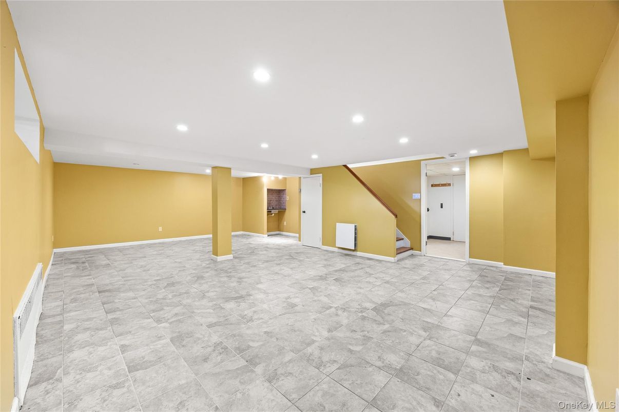 Empty room, Interior, Recessed Lighting