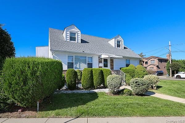 Attached, Exterior, Facade, Cape Cod