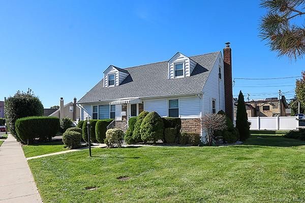 Exterior, Facade, Cape Cod