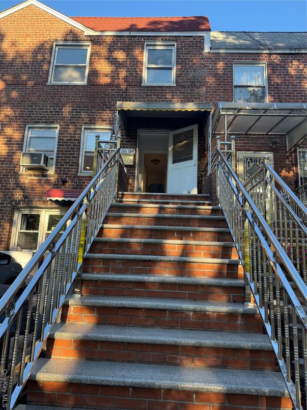 Exterior, Facade, Brick Facade, Rowhouse