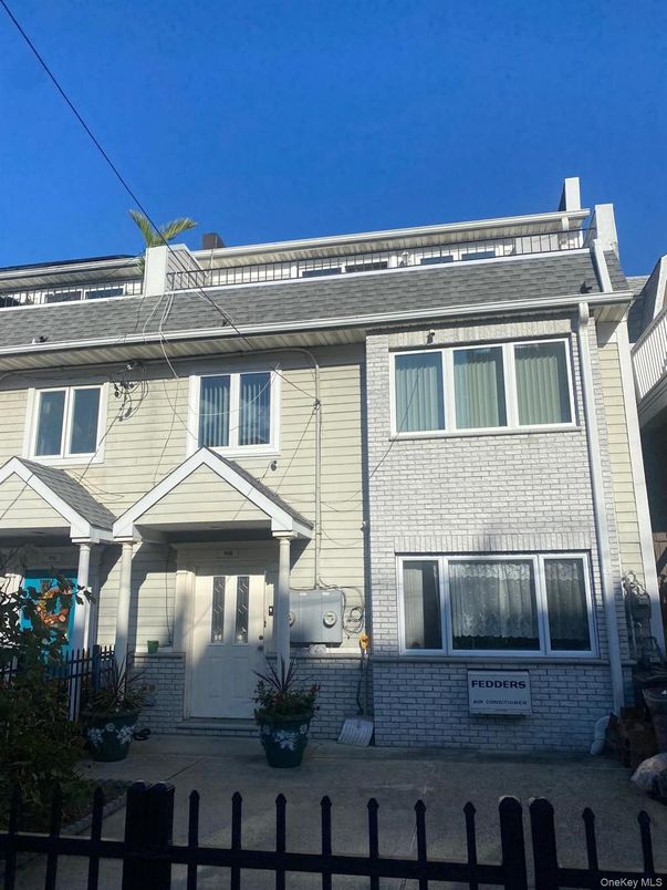 Exterior, Facade, Queen Anne Victorian