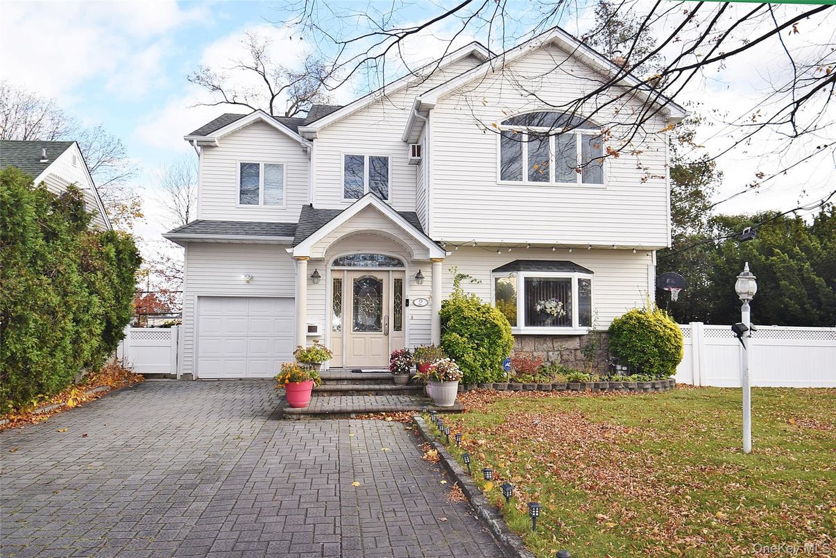 Attached, Exterior, Facade, Queen Anne Victorian