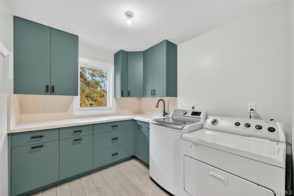 Interior, Washer, Wood Texture Flooring