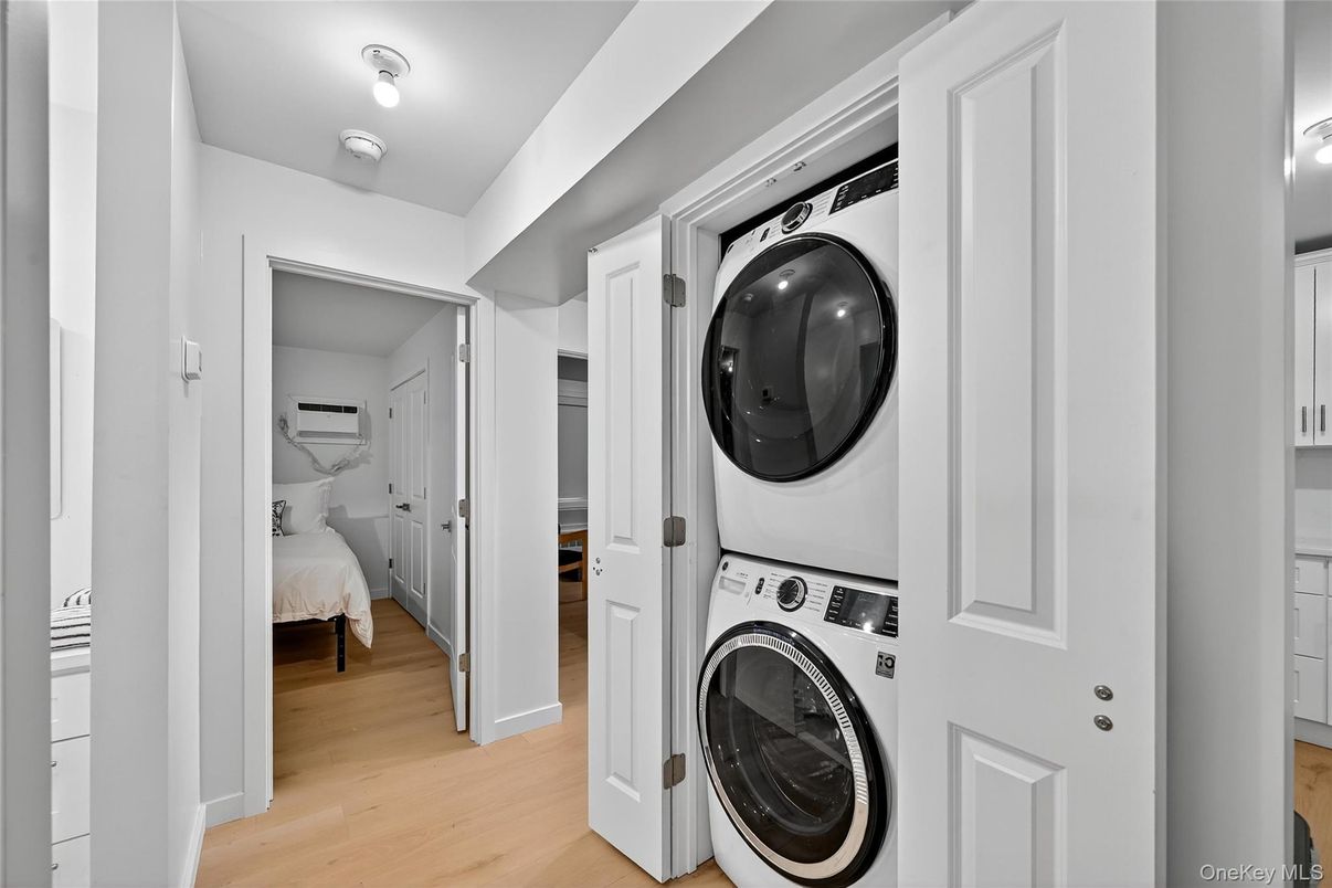 Bedroom, Interior, Utility Closets, Washer, Wood Texture Flooring