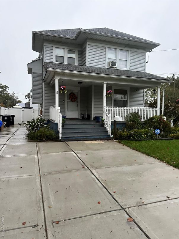 Exterior, Facade, American Foursquare