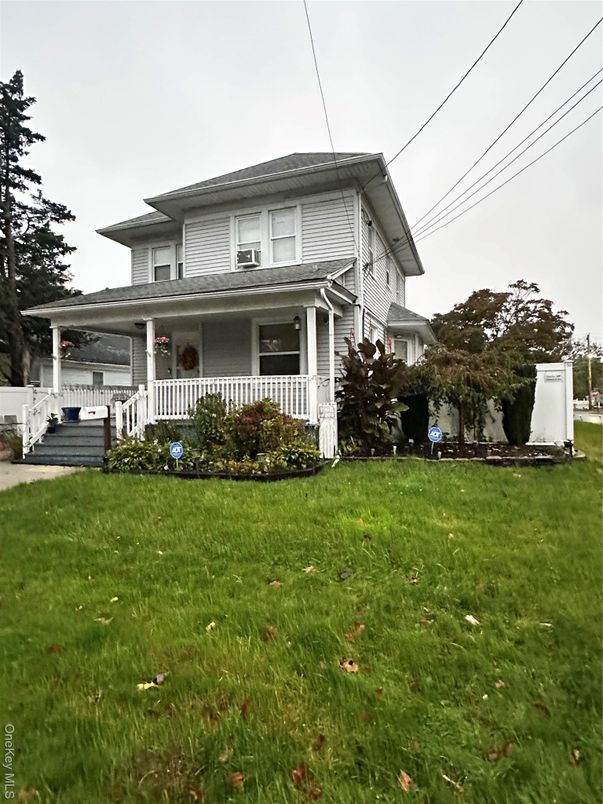Backyard, Exterior, Facade, American Foursquare