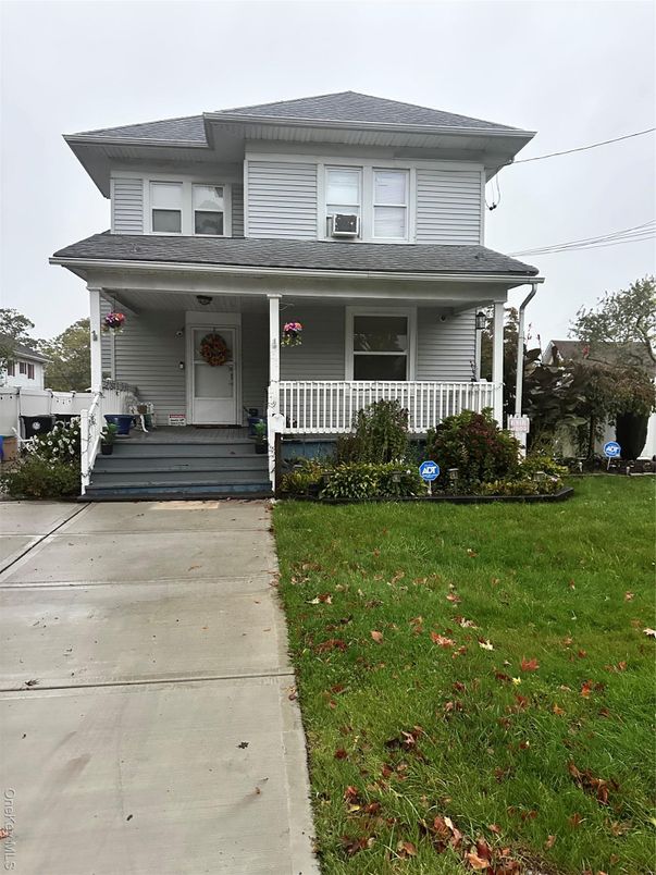 Exterior, Facade, American Foursquare