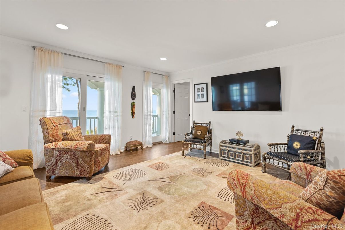 Interior, Living room, Recessed Lighting, Water, Wood Texture Flooring